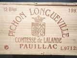 une boîte en bois sur laquelle est apposée une étiquette