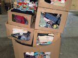 boîtes empilées dans une pièce