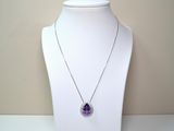 Collier en améthorate violet sur un mannequin, muni d'une chaîne
