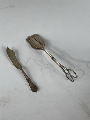 deux cuillères et une spatule posées sur une surface blanche