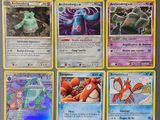 plusieurs cartes Pokémon empilées les unes sur les autres sur une table