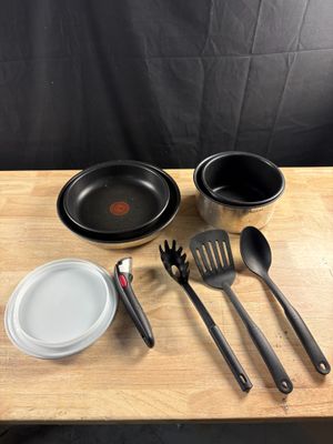 une table en bois sur laquelle sont disposés divers ustensiles de cuisine