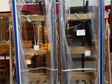 une vitrine posée sur une palette dans un entrepôt