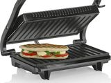 On voit une image d'un sandwich en train de cuire sur un grill électrique.