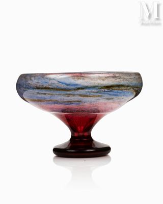 un bol en verre posé sur une table