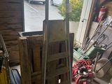 un tas d'outils dans un garage, près d'une fenêtre
