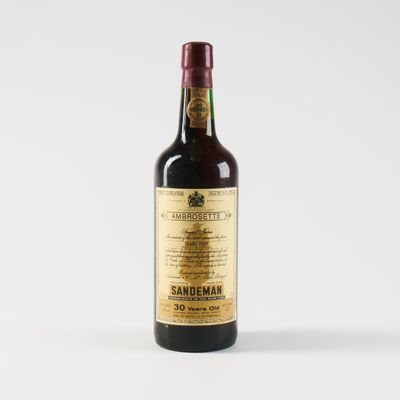 une bouteille de vin posée sur une table blanche