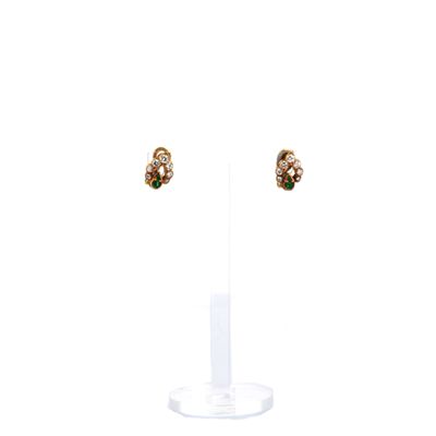 gros plan d'une paire de boucles d'oreilles sur un support