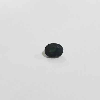 un diamant noir sur une surface blanche
