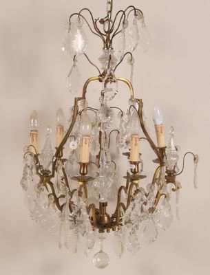 an image of a chandelier with several lights hanging from it