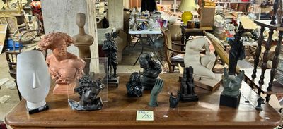 beaucoup de statues posées sur une table dans un magasin