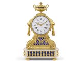 une horloge dorée et bleue surmontée d'une couronne