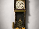 L'horloge accrochée au mur est ornée de détails dorés et noirs.