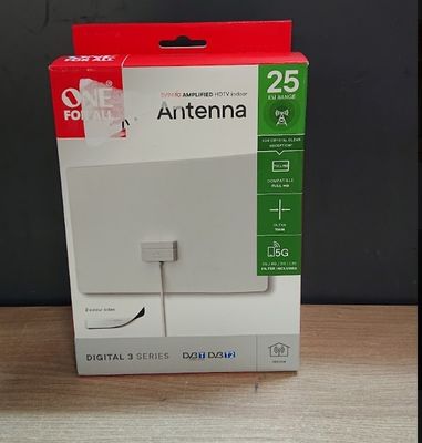 une boîte blanche sur laquelle figure un logo rouge et vert