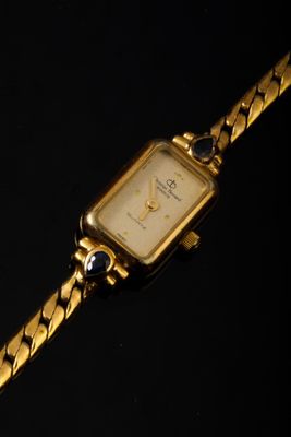 Montre de dame en plaque or le cadran rectangulaire signé Ch…