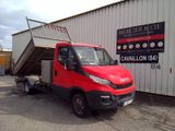 un camion rouge garé devant un bâtiment