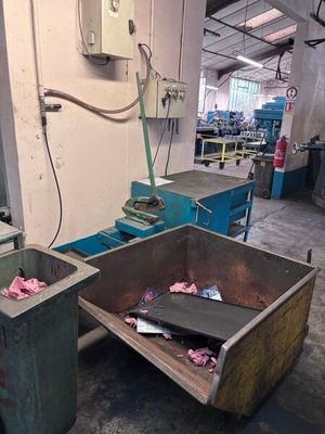 deux poubelles placées l'une à côté de l'autre dans une pièce