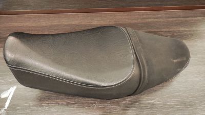 un gros plan sur une selle de moto posée sur une table en bois