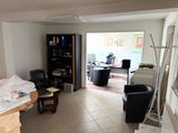 une photo d'un salon avec beaucoup de meubles