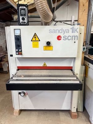 un gros plan d'une machine installée dans une pièce