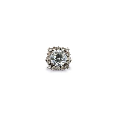 une image représentant une bague sertie d'un seul diamant sur fond blanc