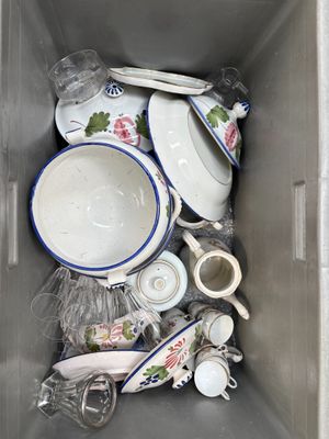 une boîte remplie de vaisselle et de tasses