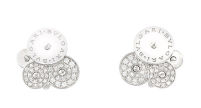 paire de boucles d'oreilles en or blanc et diamants ornées d'un cadran d'horloge