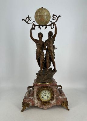 figurine en bronze représentant un homme et une femme tenant un globe terrestre, posée sur un socle en marbre