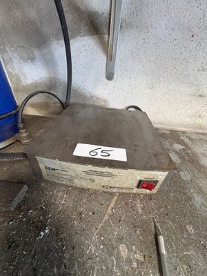 une petite machine posée sur le sol