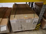 de nombreux cartons empilés sur une palette dans un entrepôt