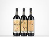 trois bouteilles de vin sur lesquelles est dessiné le visage d'une femme