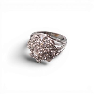 gros plan d'une bague en diamant sur fond blanc