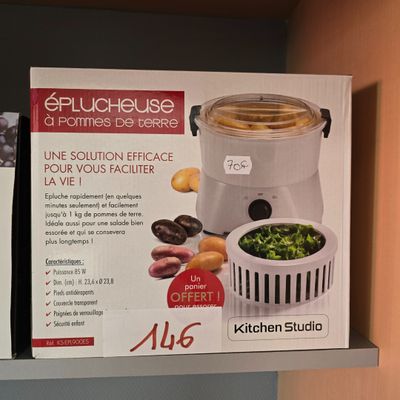 l'emballage d'un appareil électroménager sur une étagère dans un magasin