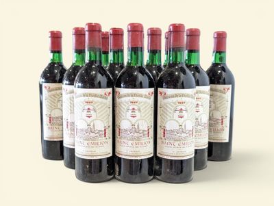 six bouteilles de vin rouge sont alignées