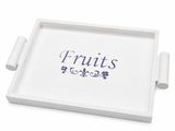 un plateau blanc sur lequel est inscrit le mot « fruits »