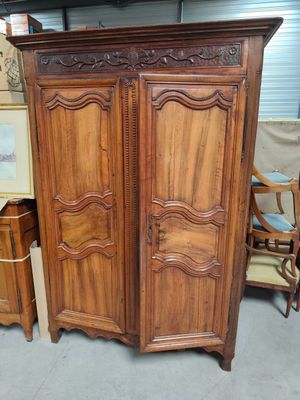 une grande armoire en bois ornée de sculptures