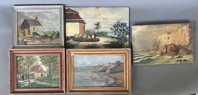 de nombreux tableaux accrochés au mur d'une pièce