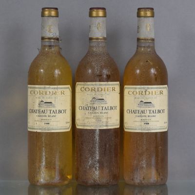 trois bouteilles de vin posées sur une table l'une à côté de l'autre