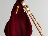 quelqu'un tient un sac contenant une cornemuse et une paire de baguettes en bois