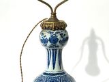une lampe bleue et blanche posée sur une table