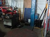 l'image d'un garage contenant de nombreux outils