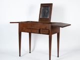 une image représentant une petite table en bois sur laquelle est posé un miroir