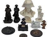 toutes sortes de figurines posées sur la table