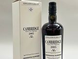 une image d'une bouteille de whisky à côté d'une boîte
