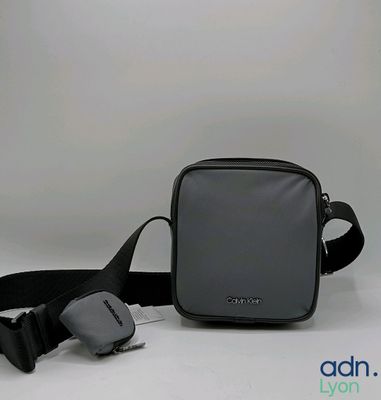 un sac noir et gris muni d'une bandoulière
