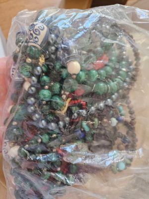 un sac de perles posé sur une table