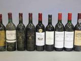 plusieurs bouteilles de vin sont alignées sur une table