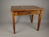 une vieille table en bois surmontée d'un tiroir