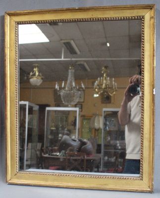 un homme se prenant en photo dans un miroir