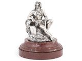 figurine en argent représentant une femme assise sur un rocher, posée sur un socle en marbre